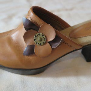 Bass Clogs/es with flower Sz 9